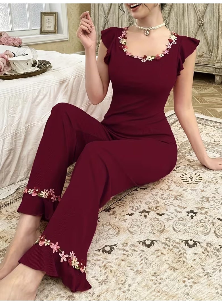 طقم بيجاما أنيق وجميل من قطعتين، يتميز ببلوزة مطرزة برقبة مربعة مزينة بأزهار ملونة، وبنطال طويل بحواف مكشكشة وتطريزات زهرية. - Image 2